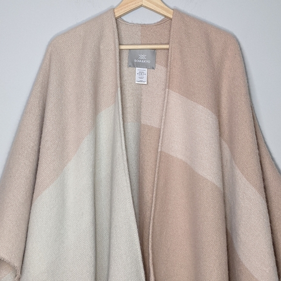 SOIA & KYO Blush Rose Pink Fringe Shawl Scarf Wrap Cardigan Blanket Poncho OS - Picture 6 of 16